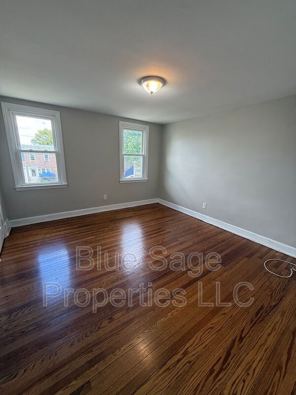 Building Photo - 528 Chester Ave