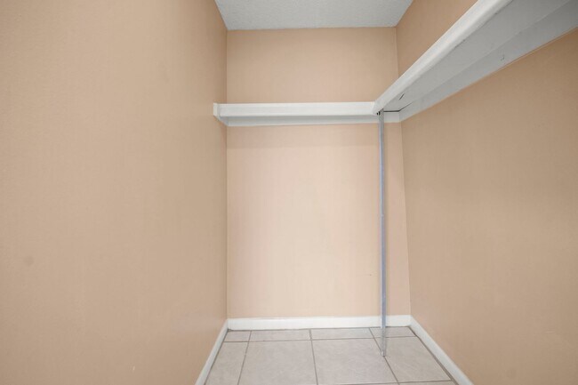 Building Photo - Beautiful 2-bedroom, 2-bathroom apartment, perfectly located in Cape Coral