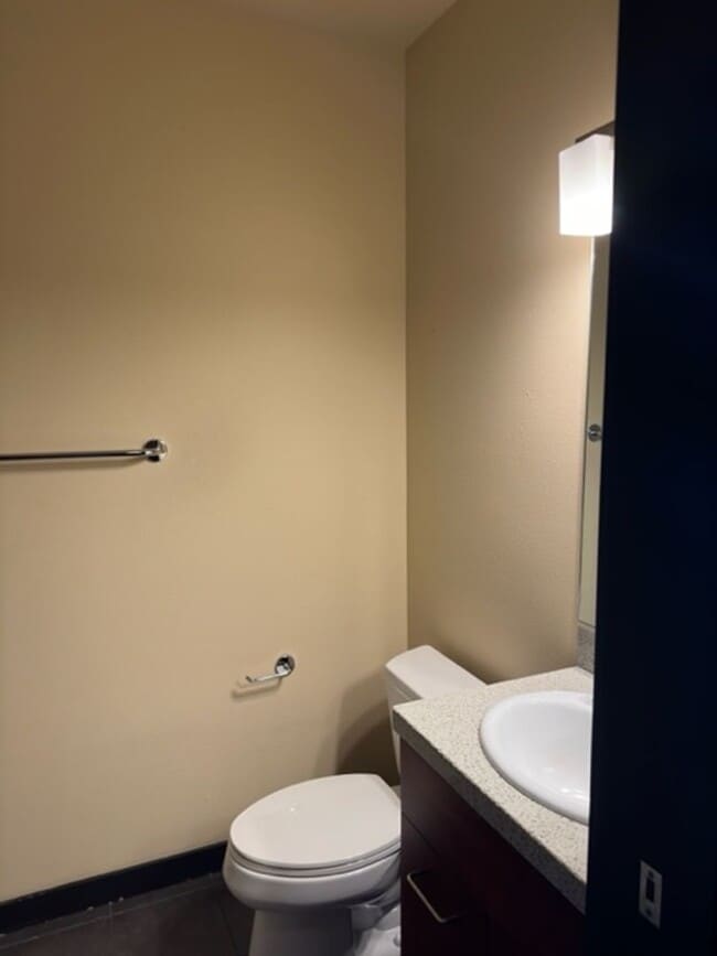 Building Photo - Ideally Located Seattle Open 1 Bed Unit w/ Breathtaking Views!