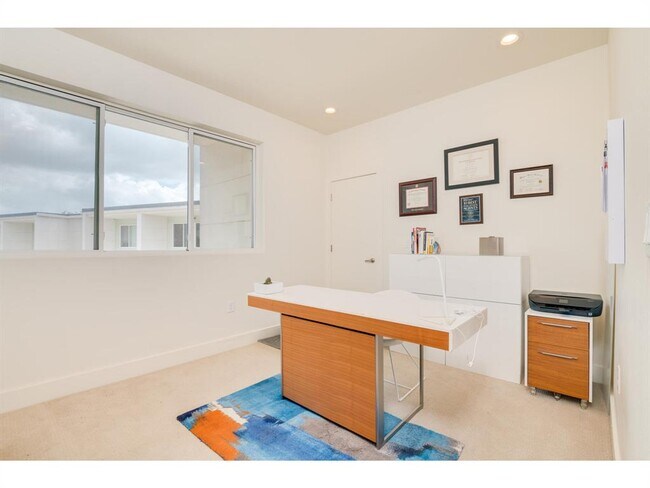 Building Photo - 604 N Bluff Dr