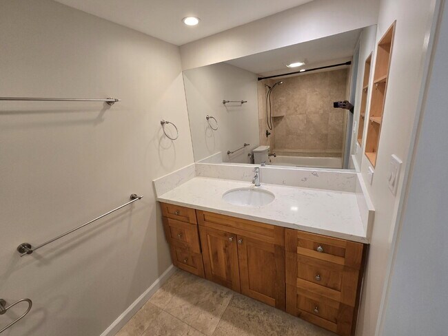 Building Photo - Renovated 2br, 2ba, 2pkg - Regency Park with Views!