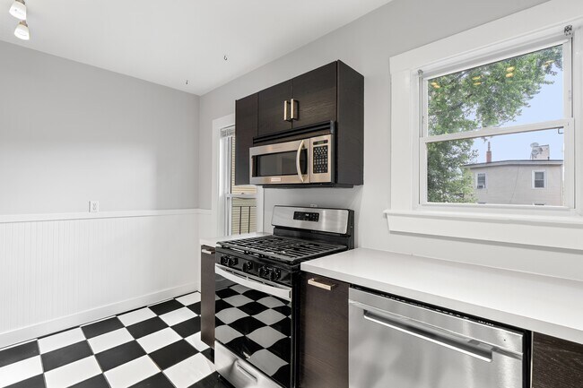 Building Photo - 72 Mozart St