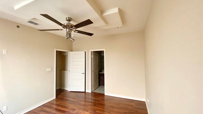 Building Photo - 1213 E Camellia Ave