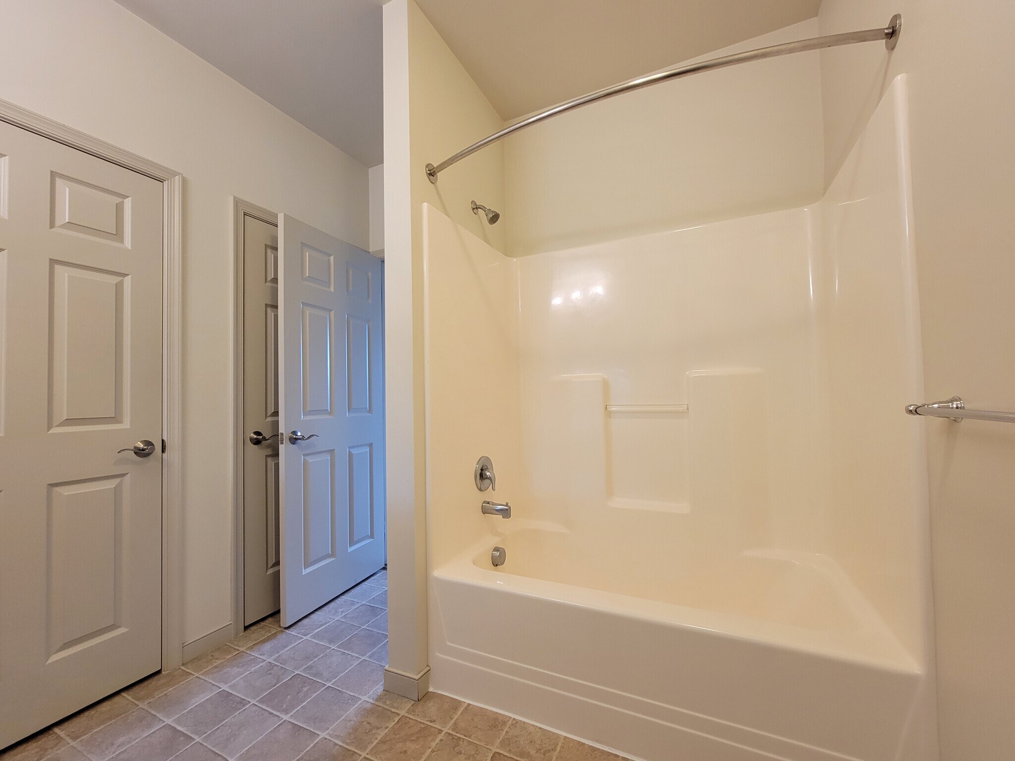 Building Photo - 1942 Shady Oak Dr