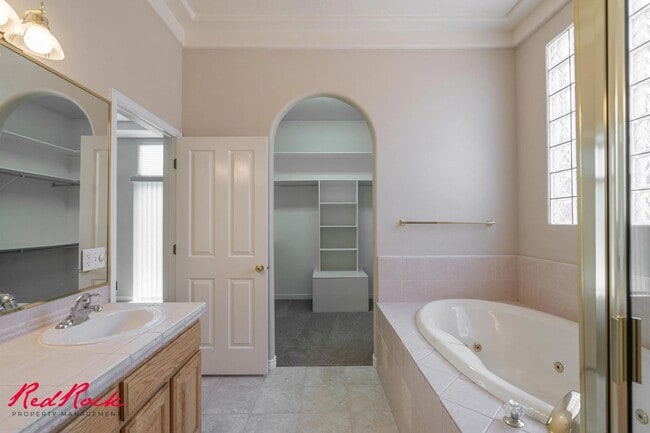 Building Photo - Comfortable 3-bedroom Home. Small Dog Frie...