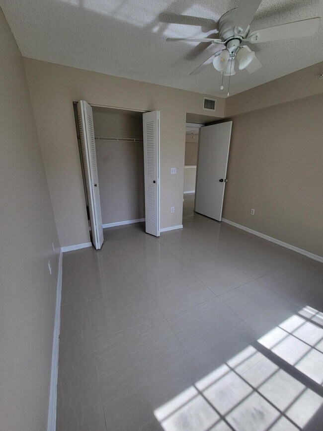 Building Photo - 1400 Crestwood Ct S