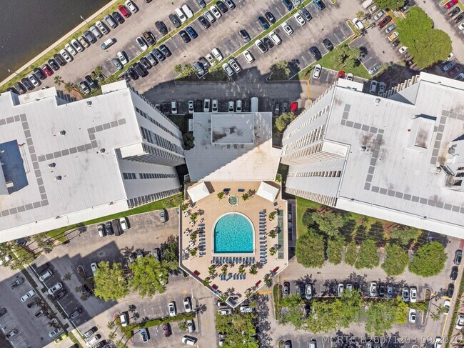 Building Photo - 3701 N Country Club Dr