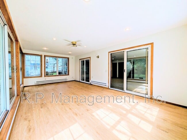 Building Photo - 850 9th Ave NW