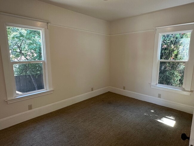 Building Photo - Great Home Located in the Pill Hill Neighborhood