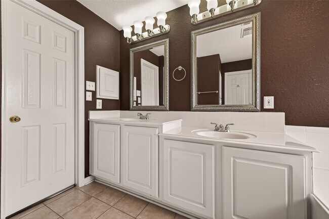 Building Photo - 12418 Shawwood Ct