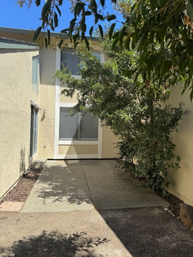 Building Photo - Spacious Townhouse in the Desired Bancroft...
