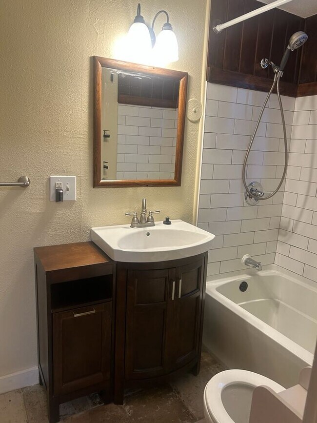 Building Photo - 412 8th St