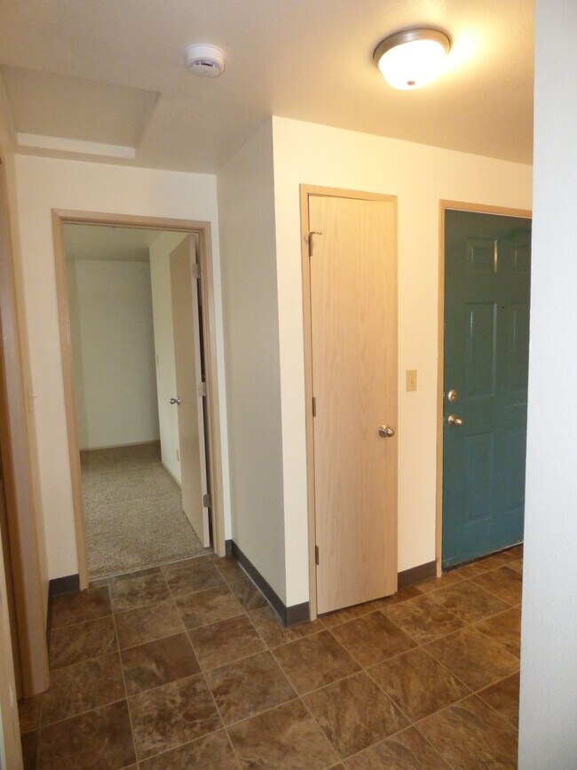 Building Photo - Rent Special: 1/2 Off June's Rent!! 1 bedroom 1 bath second level unit!