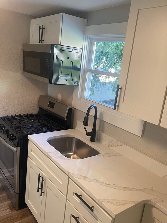 Building Photo - SUPER CUTE 1 BEDROOM/1 BATH HOME IN NORTH IRWIN - MOVE IN READY!!