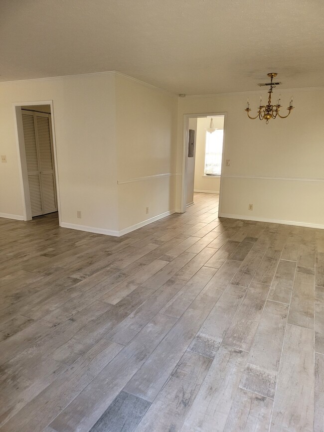 Building Photo - 255 Mayflower Ln N