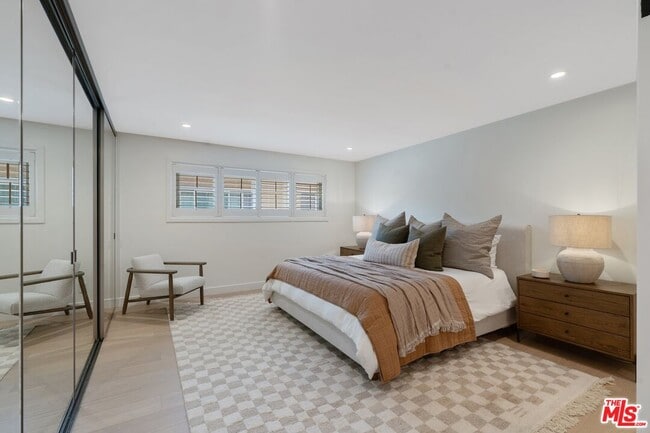 Building Photo - 6720 Hillpark Dr