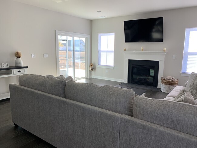 Building Photo - 2325 Hazel Wy