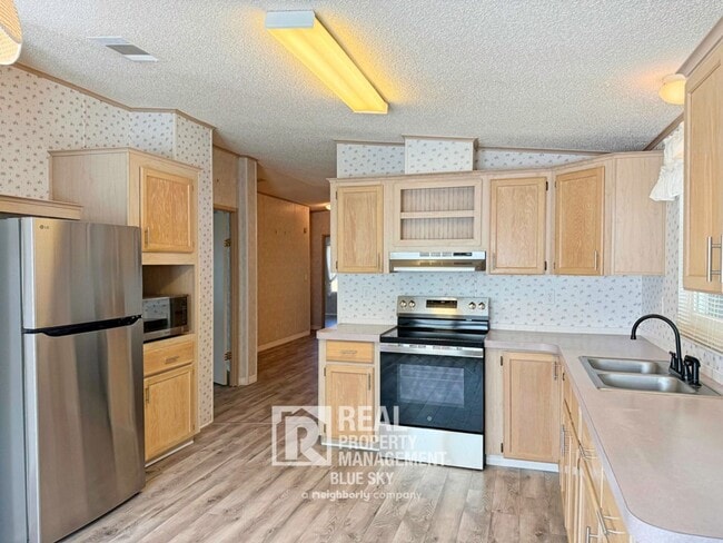 Building Photo - 5641 Columbia Dr