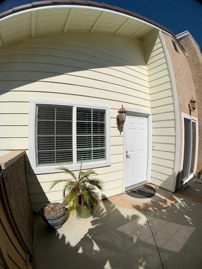 Building Photo - Moorpark 3 Bedroom Single Story with Private Backyard
