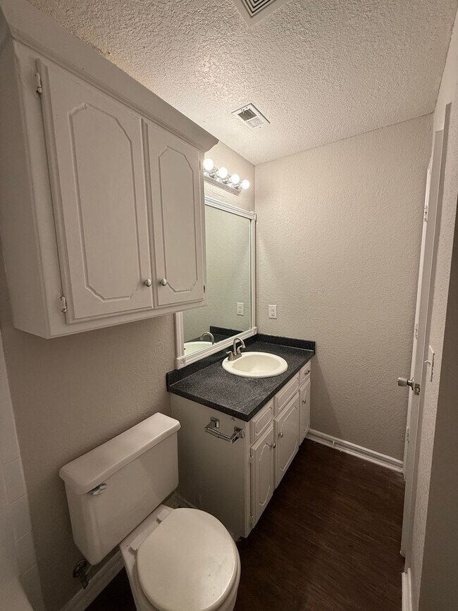 Building Photo - Charming 3 Bedroom Home in Mustang School District