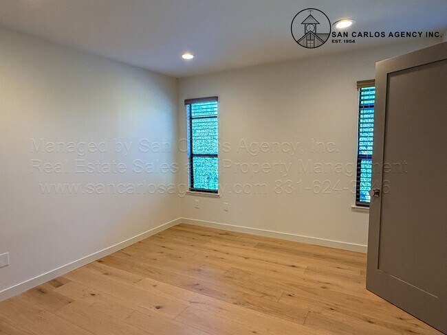 Building Photo - LESLA (I/O)