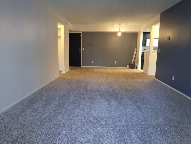 Building Photo - Awesome 2 Bedroom 2 Bath Condo w/ Garage P...