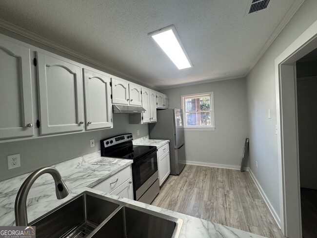 Building Photo - 2505 W Broad St