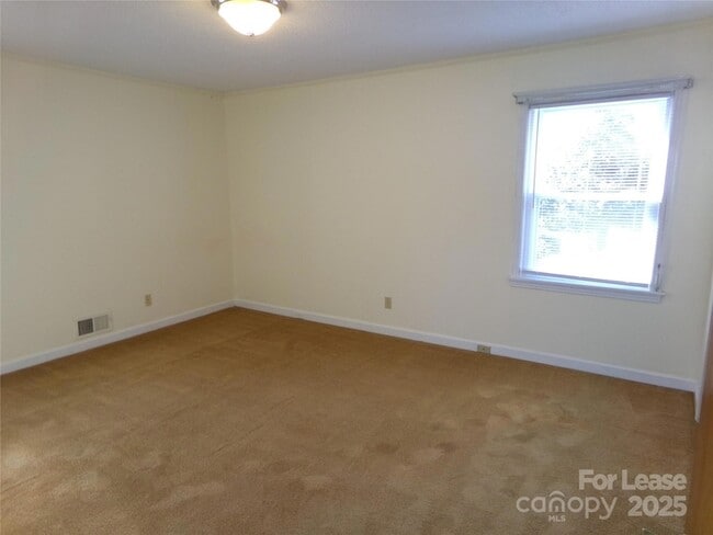 Building Photo - 507 Valleyview Dr