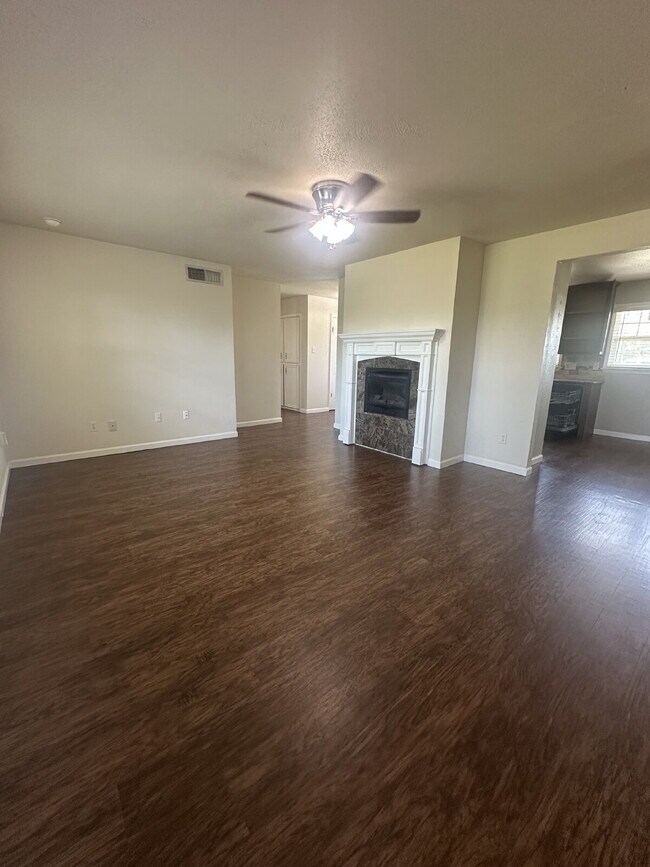 Building Photo - Pre-Leasing for Summer/Fall 2025!