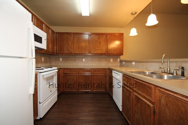 Building Photo - Spacious Duplex