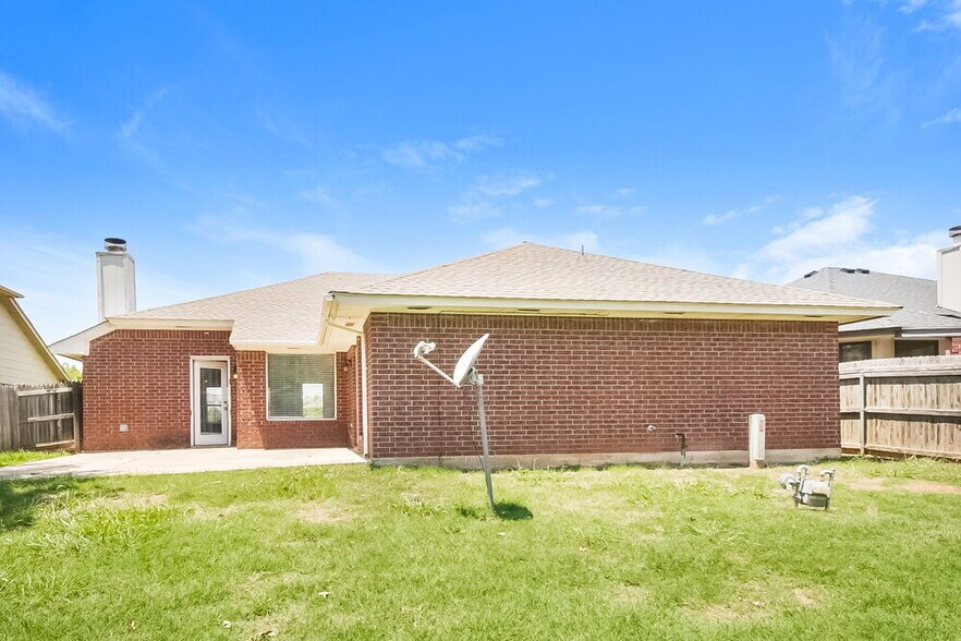 Building Photo - 329 Ridge Bluff Dr