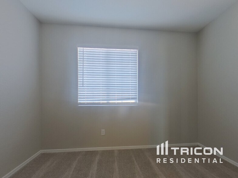 Building Photo - 9125 N 73rd Dr
