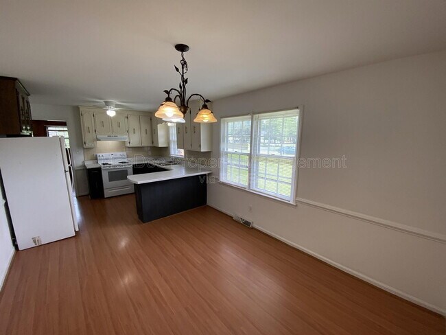 Building Photo - 1804 Sherwood Dr