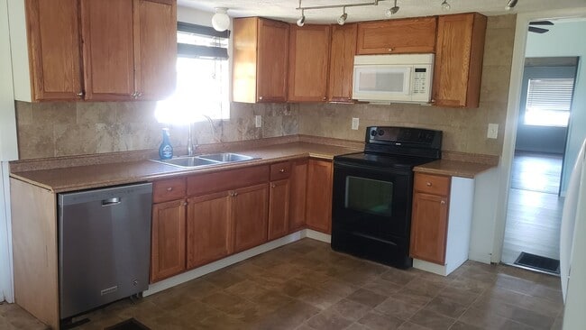 Building Photo - Move in Special - Half off fist months rent - 3 bedroom 1 bath