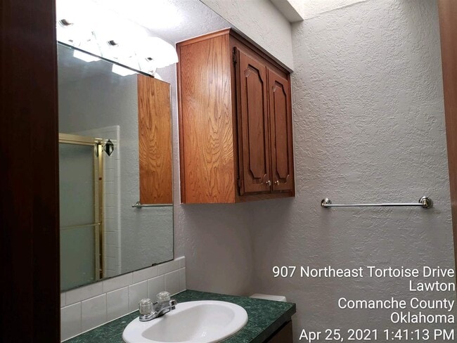 Building Photo - 907 NE Tortoise Dr