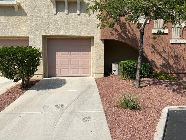 Building Photo - Summerlin!!! Gated!! Downstairs unit!! Tan...