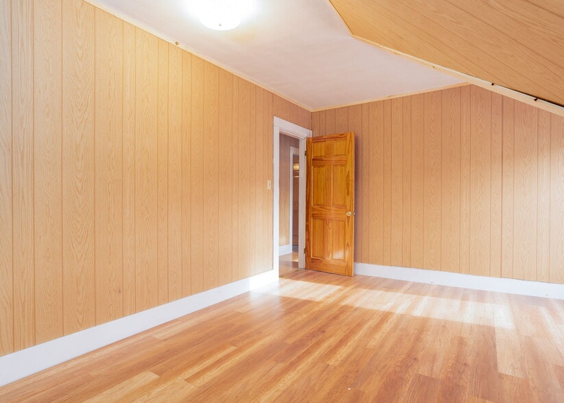 Building Photo - 18 College St