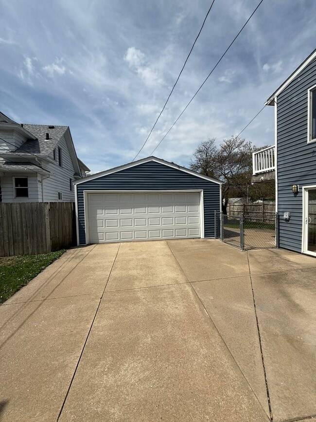 Building Photo - For Rent: Spacious 4-Bedroom Home in Moline, IL – $1,750/month