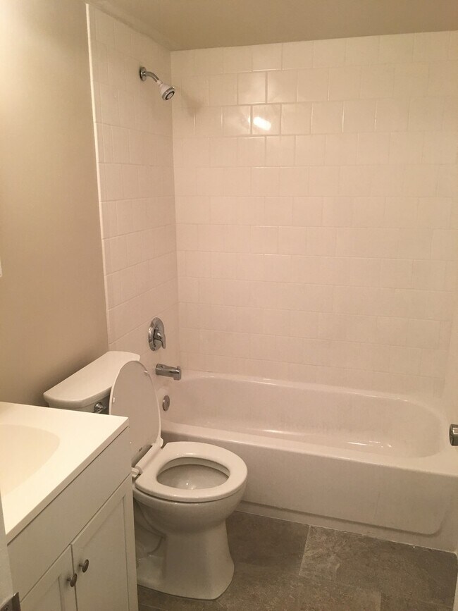 Building Photo - 204 N Grannis Ave