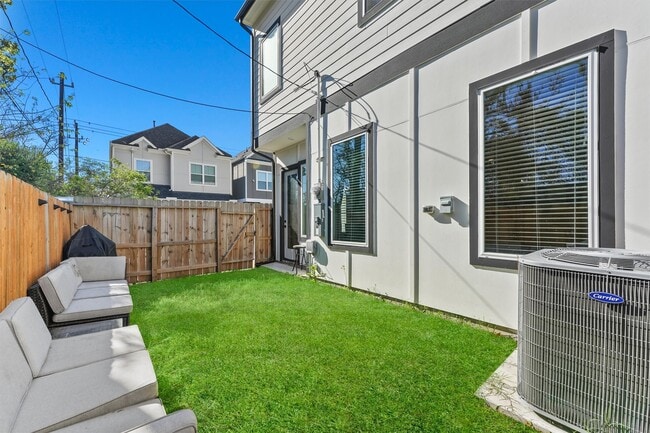 Building Photo - 6704 Parker Grv Ln