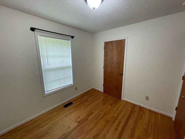 Building Photo - 3 bedroom 2 bath house available