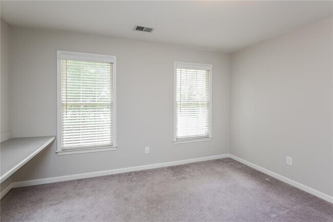 Building Photo - 2550 Highland Pointe Dr