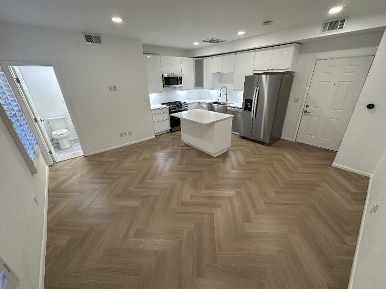 Building Photo - 1119 Poinsettia Dr