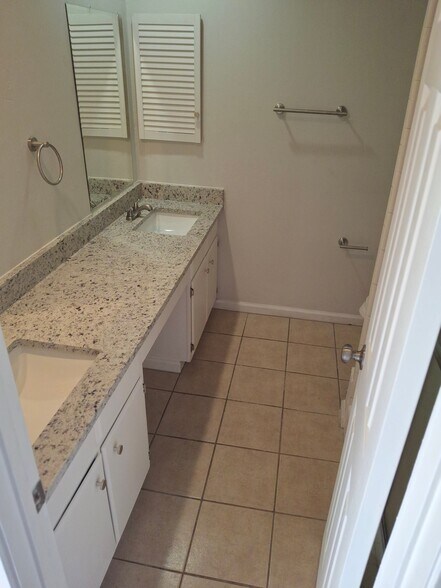 Building Photo - 2611 Lakeledge