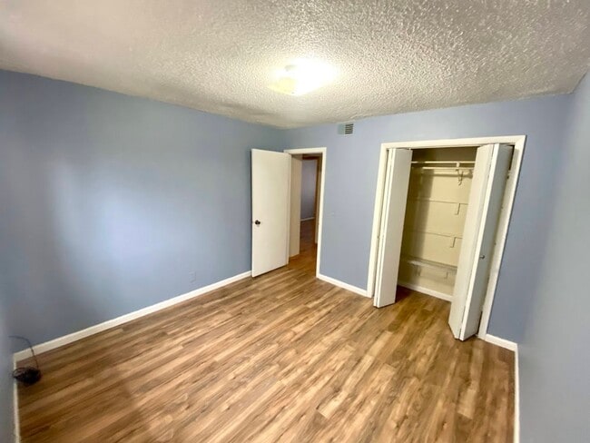 Building Photo - 3bed House with Garage & Fenced in Yard!