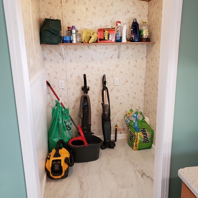 Laundry with gas dryer hookup - 10561 W 800 N