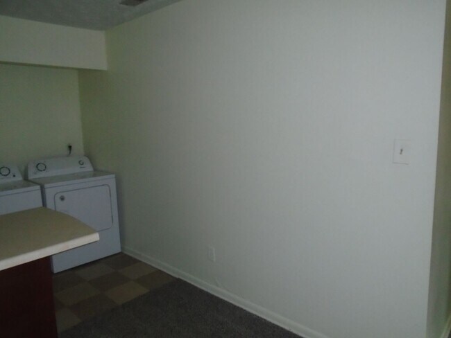 Building Photo - 2 bedroom 2 bath!