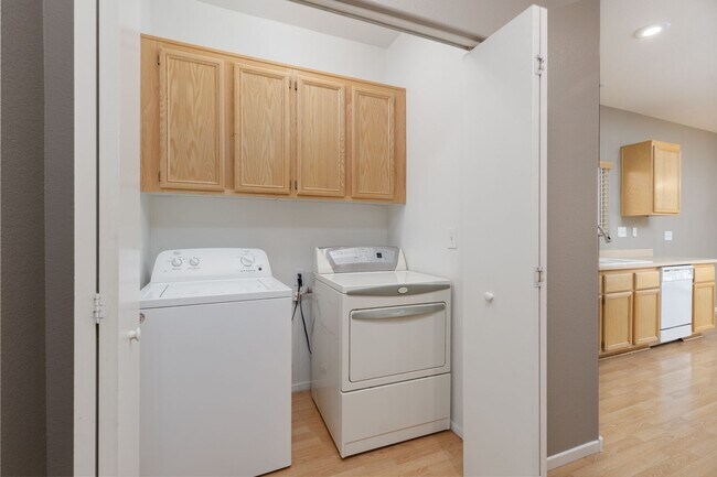 Building Photo - Great NLV single family 3 bedroom home.