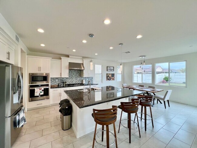 Building Photo - Beautiful 4 Bedroom Home in Clovis!