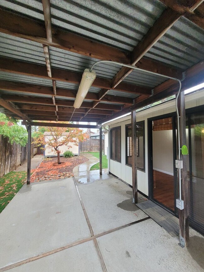 Building Photo - Beautiful home with wood floors